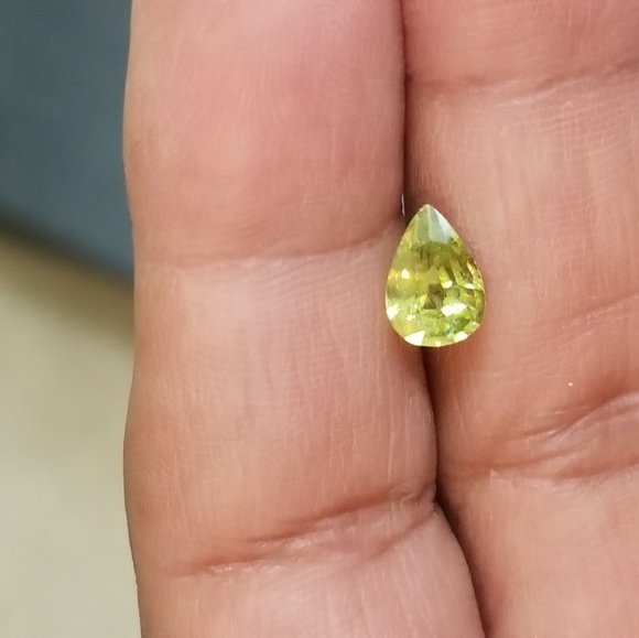 Natural Sphene green tear pear gem - Picture 15 of 17